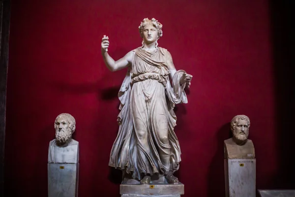 İtalya / Roma 14. Aralık 2019 Vatikan Müzesi 'nin heykelleri ve dekorasyonları