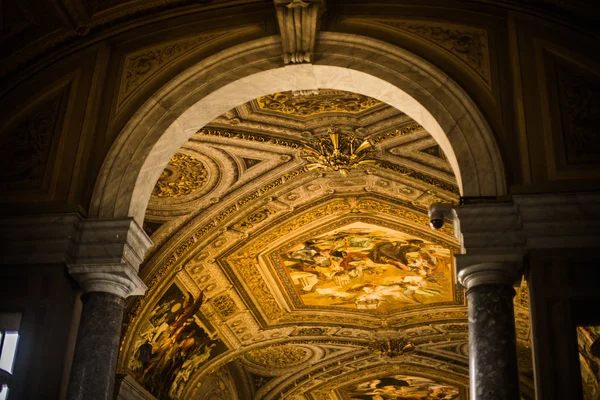 Olaszország Róma December 2019 Falak Mennyezet Szent Péter Bazilika — Stock Fotó