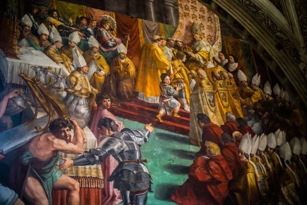 İtalya / Roma 14. Aralık 2019 St. Peter tapınağında duvar resimleri