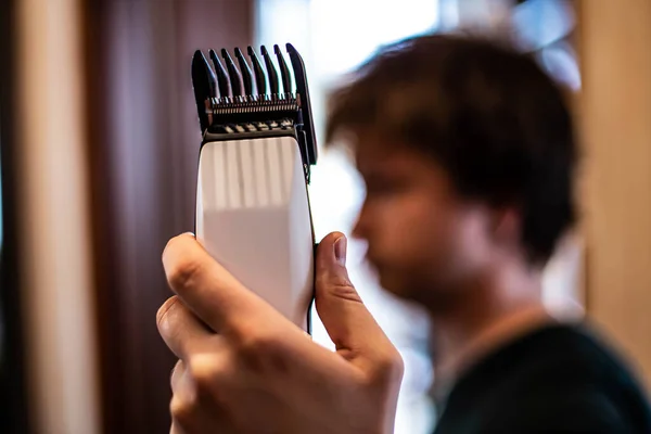 Haarknippen Met Een Tondeuse Thuis — Stockfoto