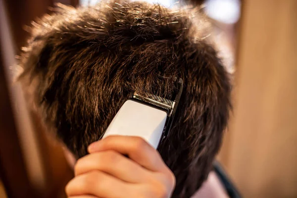 Taglio Dei Capelli Con Tagliacapelli Casa — Foto Stock