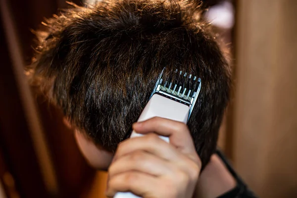 Haarknippen Met Een Tondeuse Thuis — Stockfoto