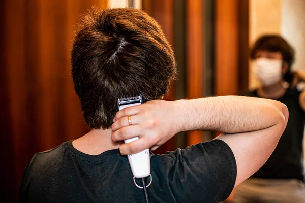 Corte Pelo Casa Auto Clipper Máscara Médica Fotos de stock libres de derechos