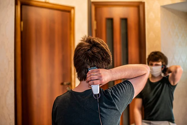 Corte Pelo Casa Auto Clipper Máscara Médica Fotos de stock