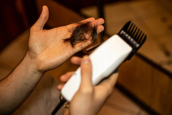 Makas Bir Tutam Saç Kesimi — Stok fotoğraf