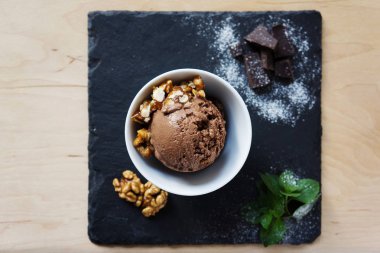 çikolatalı dondurma.  