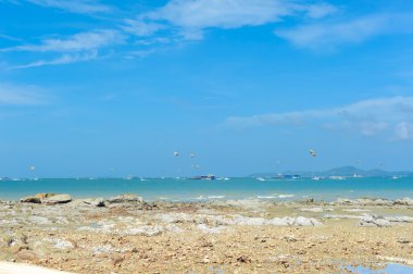 mükemmel bir gökyüzü ve okyanus Thailan reef ile su