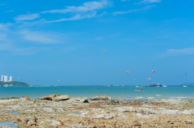 mükemmel bir gökyüzü ve okyanus Thailan reef ile su