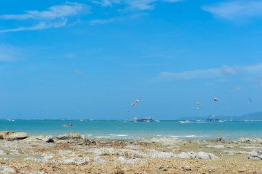 mükemmel bir gökyüzü ve okyanus Thailan reef ile su