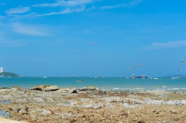 mükemmel bir gökyüzü ve okyanus Thailan reef ile su
