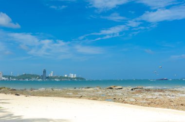 mükemmel bir gökyüzü ve okyanus Thailan reef ile su