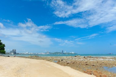 mükemmel bir gökyüzü ve okyanus Thailan reef ile su