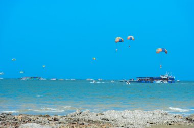 mükemmel bir gökyüzü ve okyanus Thailan reef ile su