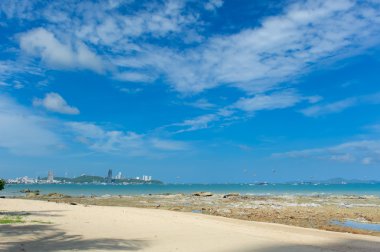 mükemmel bir gökyüzü ve okyanus Thailan reef ile su
