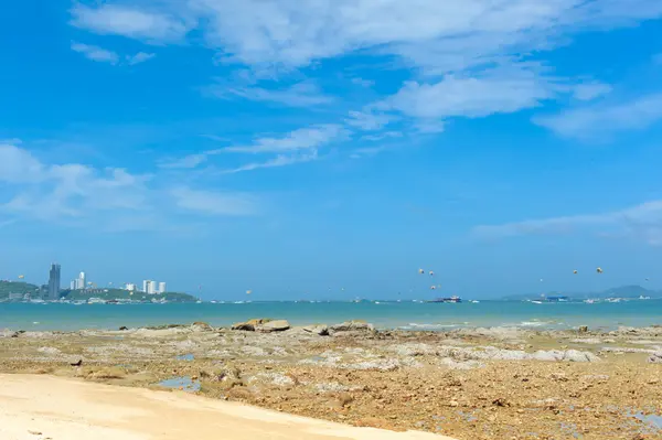 Cielo perfetto e acqua con scogliera di oceano tailandese — Foto Stock