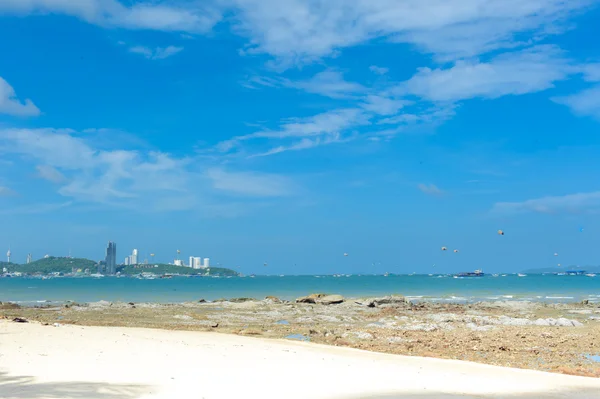 Cielo perfetto e acqua con scogliera di oceano tailandese — Foto Stock