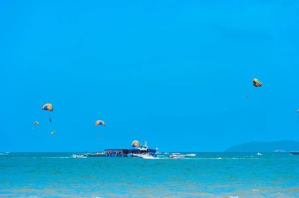 Cielo perfetto e acqua con scogliera di oceano tailandese — Foto Stock