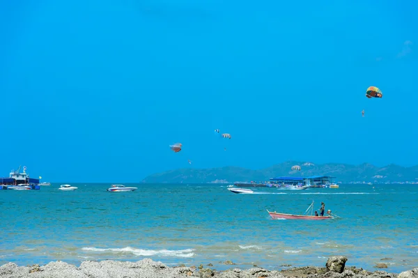 Cielo perfetto e acqua con scogliera di oceano tailandese — Foto Stock