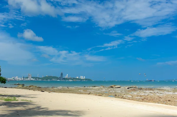 Mükemmel bir gökyüzü ve okyanus Thailan reef ile su — Stok fotoğraf