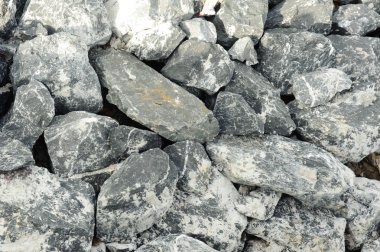 Beton ve tuğla moloz enkaz inşaat sitesinde