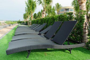Bir seaside haritasında boş şezlong.