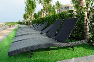 Bir seaside haritasında boş şezlong.