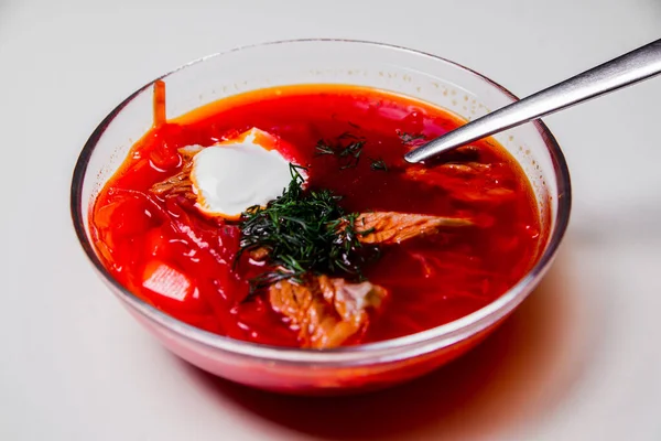 Russian Rich Red Borscht Dengan Daging Sapi Herbal Dan Krim — Stok Foto