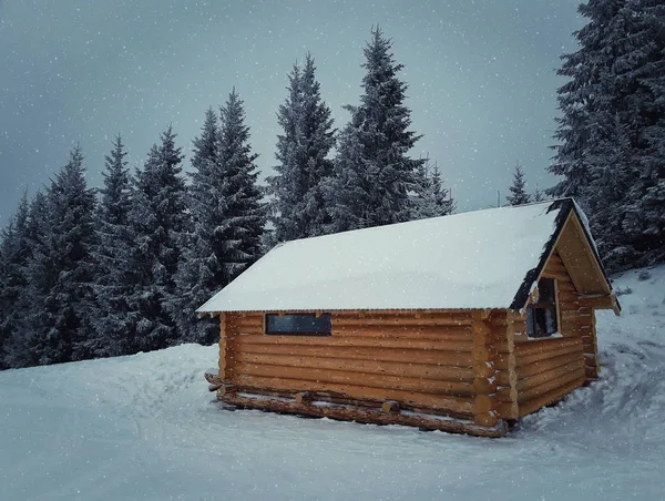 Cabaña de madera en las montañas —  Fotos de Stock