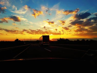 bir kamyonun arkasında