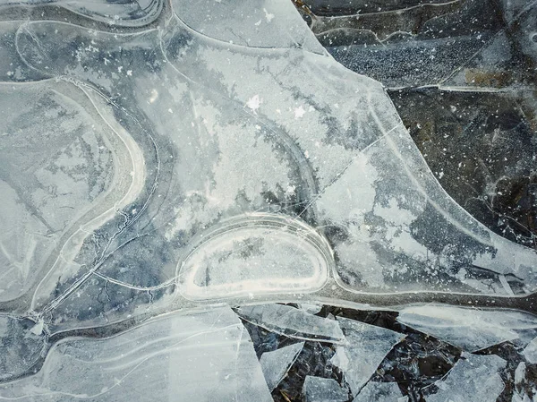关闭一个冻结的水坑的抽象背景。 裂开的坑洞 — 图库照片