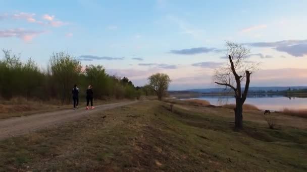 Twee Meisjes Die Buiten Rennen Het Park Vrouwen Vriendschap Beoefenen — Stockvideo