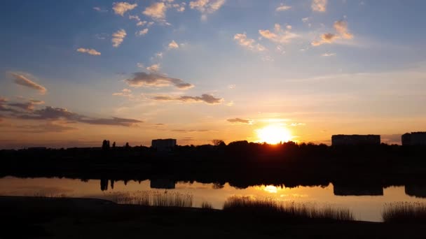 Vista Panorámica Nubes Coloridas Atardecer Simétricas Reflejadas Superficie Del Lago — Vídeo de stock