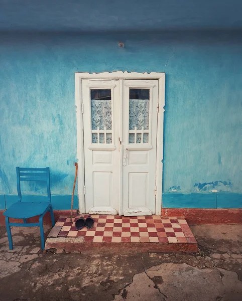 문턱에 전통적 정면은 몰도바에 파란색 문을칠 빈티지 — 스톡 사진