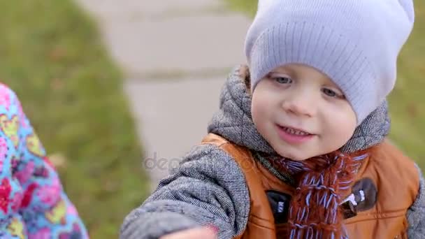 Bellissimi bambini piccoli mostrano nella fotocamera qualcosa di ... Bambini piccoli bellissimi