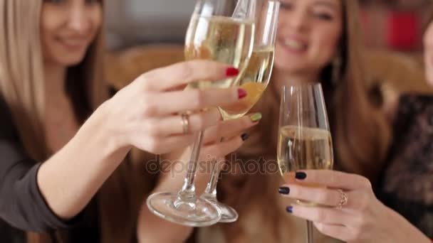Tři krásné ženy s brýlemi šampaňského slaví na party.