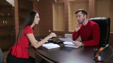 devka-ssit-vo-vremya-obeda-pod-stol-video