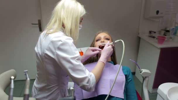 krásná žena na kontrolu zubů v zubním lékařství.