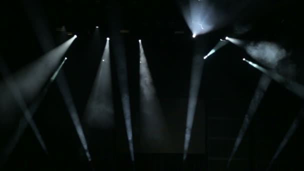 Fehér színpadon lights. Tetőalnézet, alátétnek. Koncert fény.