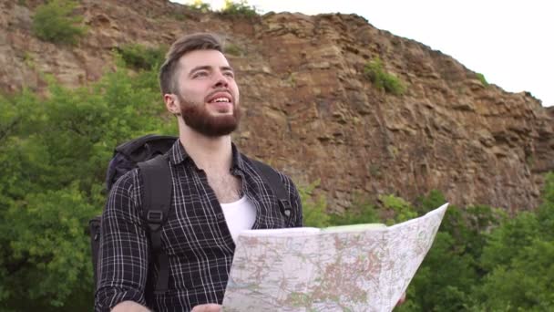Portrait of a man tourist with backpack and map. — Stock Footage Portrait of a man tourist with backpack and map. Stock Footage