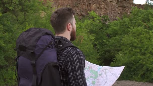 Portrait of a man tourist with backpack and map. — Stock Footage Portrait of a man tourist with backpack and map. Royalty Free Stock Video