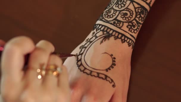 Femme Faisant Le Tatouage Au Henné Sur La Main Gros Plan