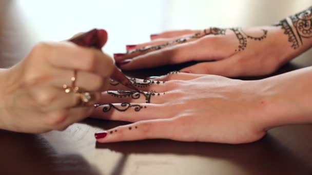 Dvě samice ruce s mehendi henna vzory.