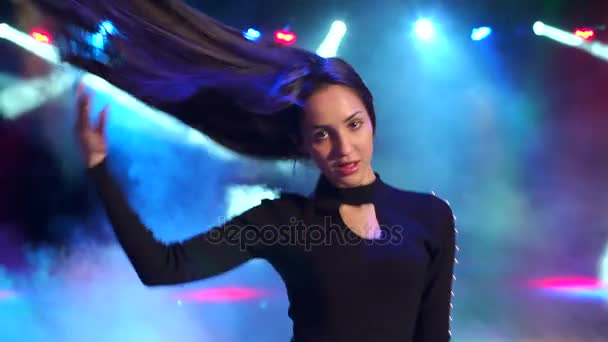 ebut-vseh-video-tanets-seksualnoy-devushki-snyatoe-seks