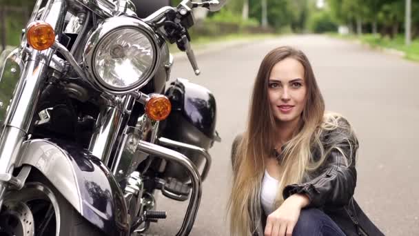 popu-devushki-vozle-mototsikla-foto