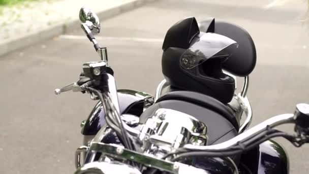 Gros Plan Dune Moto Et Un Casque Avec Oreilles De Chat Vidéo