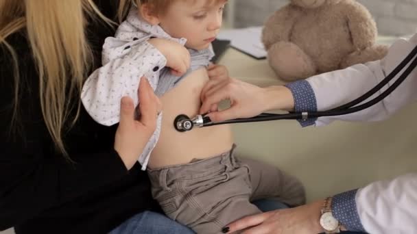 Pediatr zkoumání malého chlapce o stetoskop