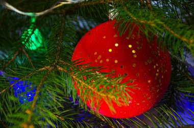 Yılbaşı ağacının dallarında kırmızı Noel balosu, yılbaşı süslemeleri...