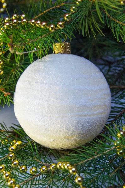 Fundo Com Bola Natal Branca Nos Ramos Árvore Natal Decorações — Fotografia de Stock