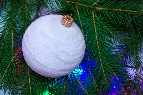 Sfondo Con Palla Bianca Natale Tra Rami Dell Albero Natale — Foto Stock