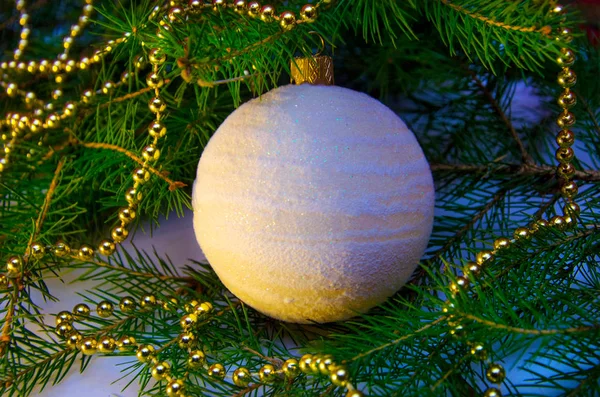 クリスマスツリー 新年の装飾の枝に白いクリスマスボールと背景 — ストック写真